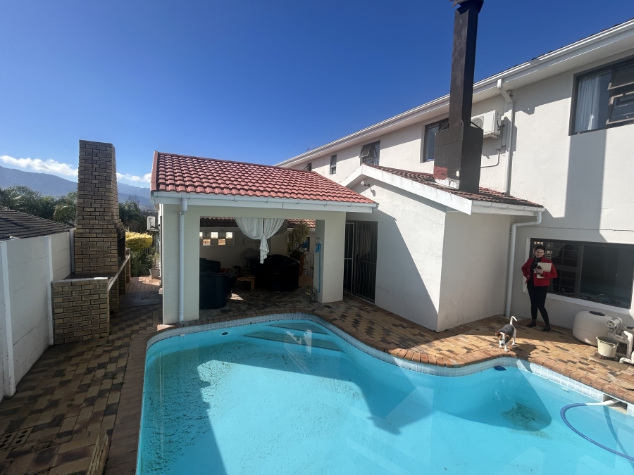 7 Bedroom Property for Sale in Uitsig Western Cape